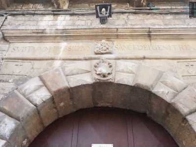 L�accesso � poi sormontato da un architrave con bassorilievo in pietra della Madonna col Bambino e dall�epigrafe in latino sub tuum praesidium sancā dei genitrix ("sotto la tua protezione Santa Madre di Dio")
